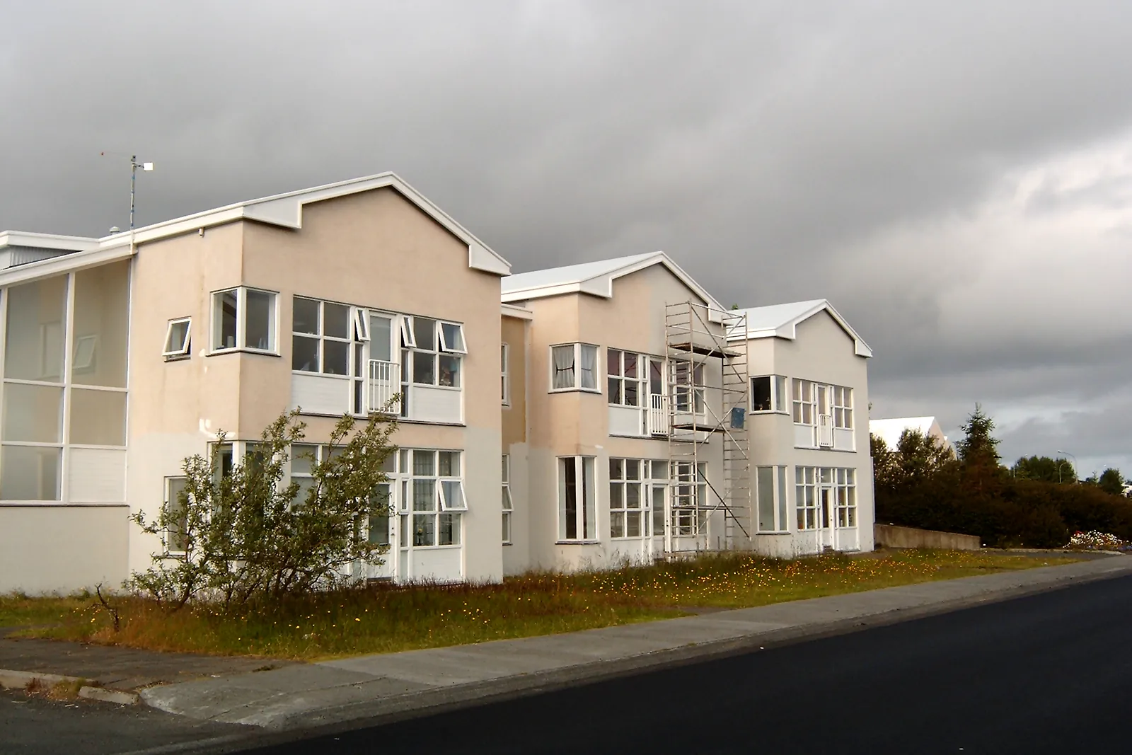 Tveggja hæða fjölbýlishús við Síðusel með vinnupalli við framhliðina